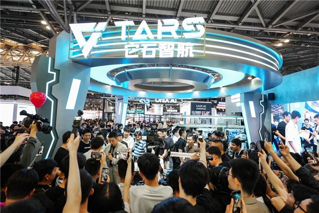 它石智航闪耀WAIC 2026：具身原生基座模型AWE摘得SAIL之星，全场景验证物理AI泛化能力